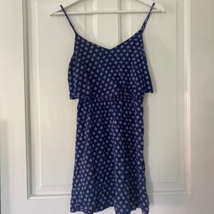 Somrig klänning - En somrig klänning från H&M i storlek 36, motsvarar storlek S. Nypris 149kr. Frakt kan man välja mellan spårbar och icke spårbar.