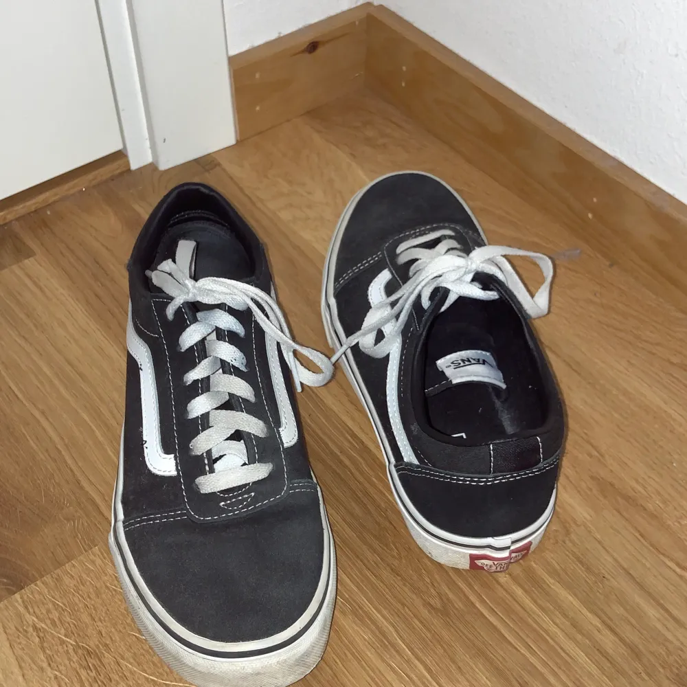 Har haft jätte länge, men används inte längre, har använt några gånger som syns på skorna, snöret på vansmärket har åkt upp lite (bild 3), inget som syns jätte mycket. Skorna är otvättade på bilderna. . Skor.