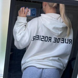 oversized hoodie - snygg oversized hoodie med coolt tryck där bak🖤 i storlek S men som sagt är rätt oversized💕