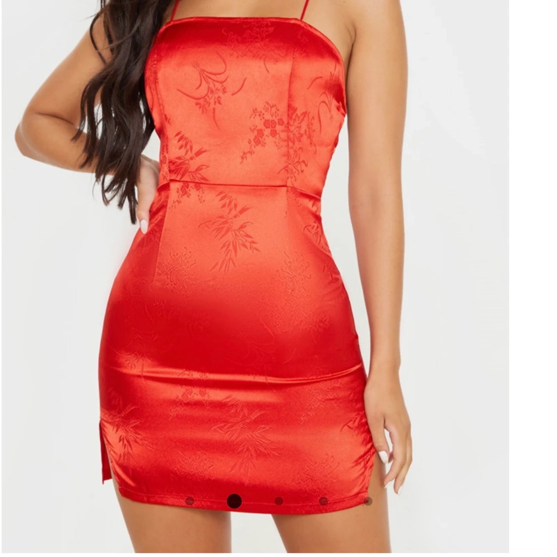 Satinklänning med öppen rygg - 90