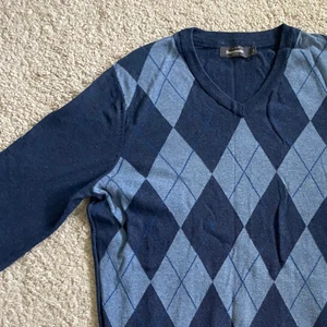 Trendig sweater - Trendig argyle sweater från dressman 💕 Passar mig som är M lite oversize men inte jättemycket🤍 Den är väldigt trendig men kommer inte så mycket till användning då den inte riktigt är min stil tyvärr 🥰 Aldrig använd!