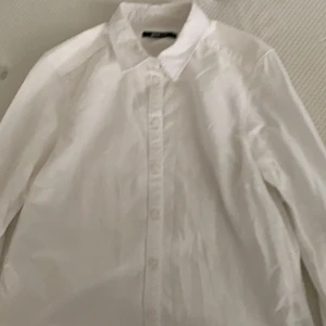 Skjorta från Gina Tricot Strl 38 - En vit skjorta från Gina Tricot. Strl 38. Använd några enstaka gånger men i mycket gott skick. Nypris 299kr