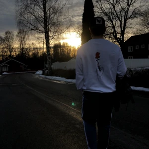 Målad sweatshirt🌹🌹 - Här är en annan design som vi gjort!!
