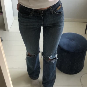 Wrangler jeans - Mörkblå raka/bootcut jeans💖 passar också W25/26