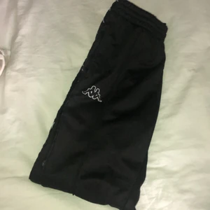 Svarta kappa byxor 🤍 - Fina kappabyxor som är i fint skick, inte använda så mycket men kappa märket har lossnat pyttelite, går att limma tillbaka lätt. Frakt gratis 🤍