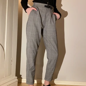 Rutiga byxor - Rutiga byxor som inte är använda speciellt mycket,Väldigt sköna. Säljes pga dom är för små.