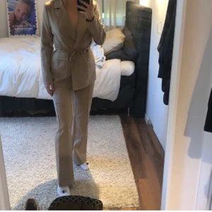 Kostym - Supersnygg kostym från missguided, använd en gång!! Frakt tillkommer💕