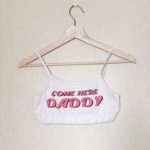 Topp Come here daddy - Säljer kort topp med motivet ”Come here daddy” i strö xs-s!
