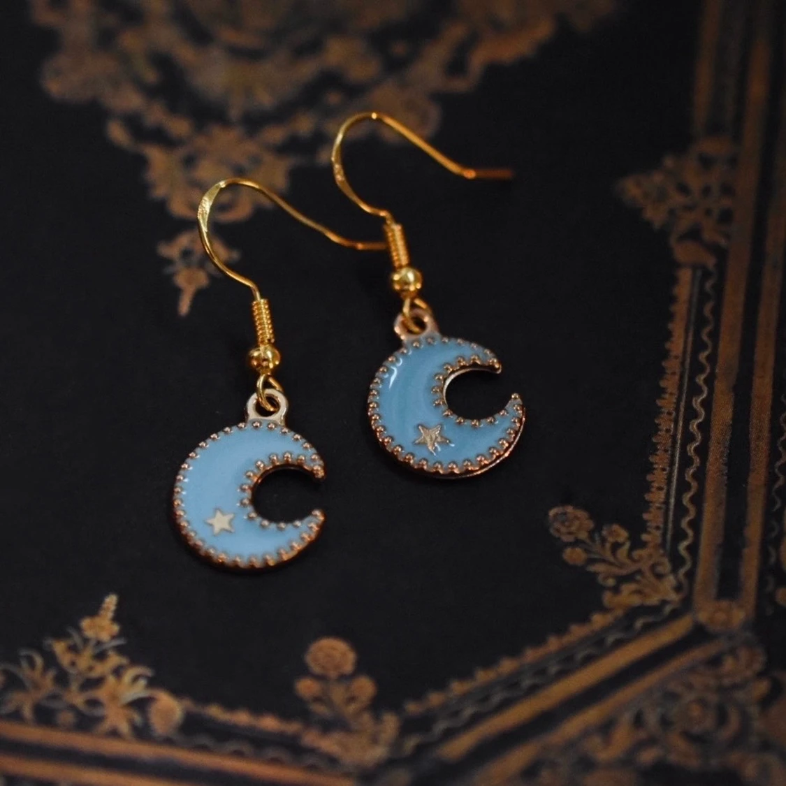 Örhängen med ljusblå månar