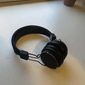 Urbanears hörlurar bluetooth  - Säljer dessa Urbanears hörlurar med bluetooth. Fungerar bra, inga tillbehör.