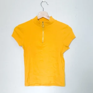 Dragkedjad tshirt - Tshirt med dragkedjad hals i strl S från New Yorker!