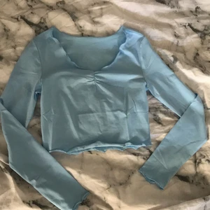 Topp - En helt ny babyblå topp! Aldrig använd då jag tyckte att den var lite kort. 