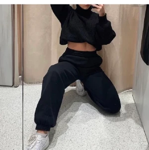 Svarta mjukisbyxor - Köpta från bikbok, slutsålda, storlek s