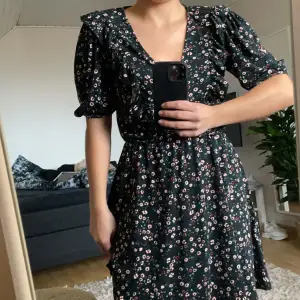 Helt ny sommarklänning från mango i grön färg med blommor, prislapp sitter kvar. Orginalpris 399 kr jag säljer för 150 kr🌸🌼🌺🌸  klänningen har stretchband i midjan, puffärmar och ett mjukt stretchigt material.