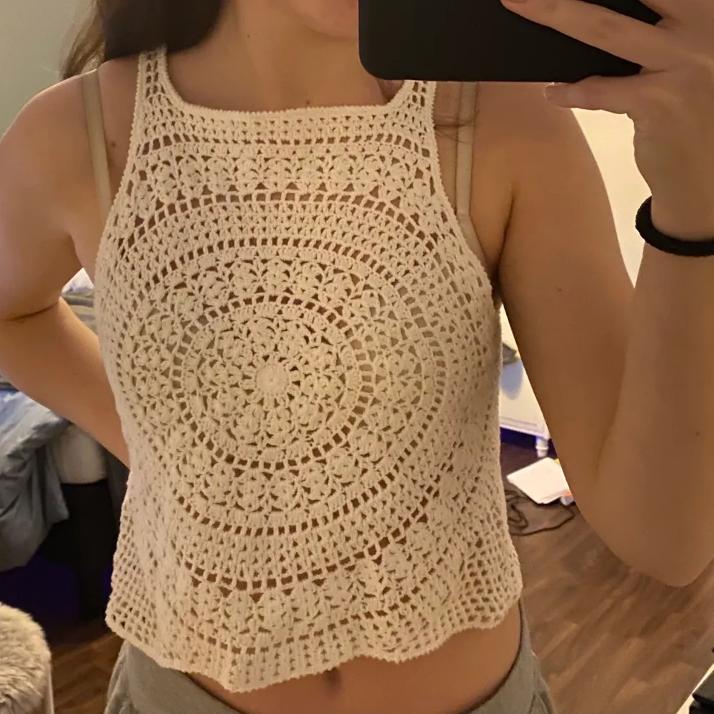 Ett jättegulligt sommarlinne som är perfekt till sommaren. Nästan inte använts alls och är väldigt skön att ha på sig☀️💕 Tillkommer frakt vid köp på 45kr. Yläosat.