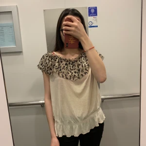 Topp i storlek s - Tops i storlek s, fin skick, finns hämta i Stockholm, kan även skicka via post