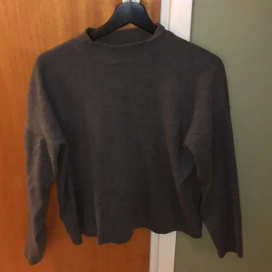 Grå stickad tröja - Grå stickad tröja med fin passform.