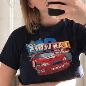 Väldigt kort croppad t-shirt från barnavdelningen 🚗