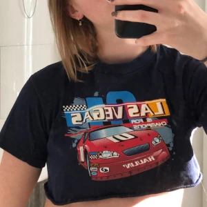 Croppad t-shirt - Väldigt kort croppad t-shirt från barnavdelningen 🚗