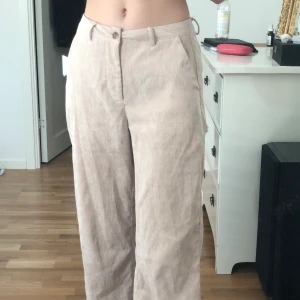 Manchester byxor - Jättefina manchesterbyxor som tyvärr är lite för korta för mig. Använt dom ganska mycket men dom är ändå i jättebra skick❤️ sitter finfint i midjan👌🏻💖 
