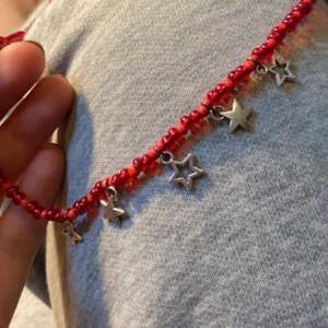Halsband med stjärnor ca 42 cm. 70 kr + frakt 