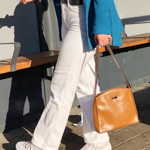 Manchesterbyxor  - Säljer mina superfina manchesterbyxor då de tyvärr inte längre passar:/ Mycket bra skick då de använts varsamt✨ Köparen står för frakten🌸 Frakt: 45kr (ej spårbart) eller 66kr (spårbart) 