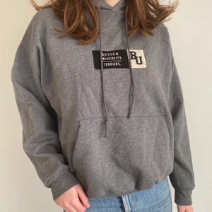 Boston university hoodie - Snygg grå Boston university hoodie! Uppskattad storlek:M/L Cond: mycket bra! Startbud 100kr, buda i kommentarerna🥰