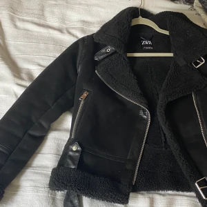 Aviatorjacka i suede - Mysig suedejacka med fluffigt material inuti. Helt nyskick pga. aldrig använd. Jackan är urspungligen från Zara. Storlek 36. 💓