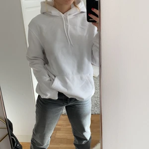Vit hoodie - Säljer den här super snygga och mysiga hoodien från Hm herravdelning i storlek M. Super mjuk på insidan. Använd fåtal gånger så därför i väldigt bra skick ❤️ 110kr+60kr frakt