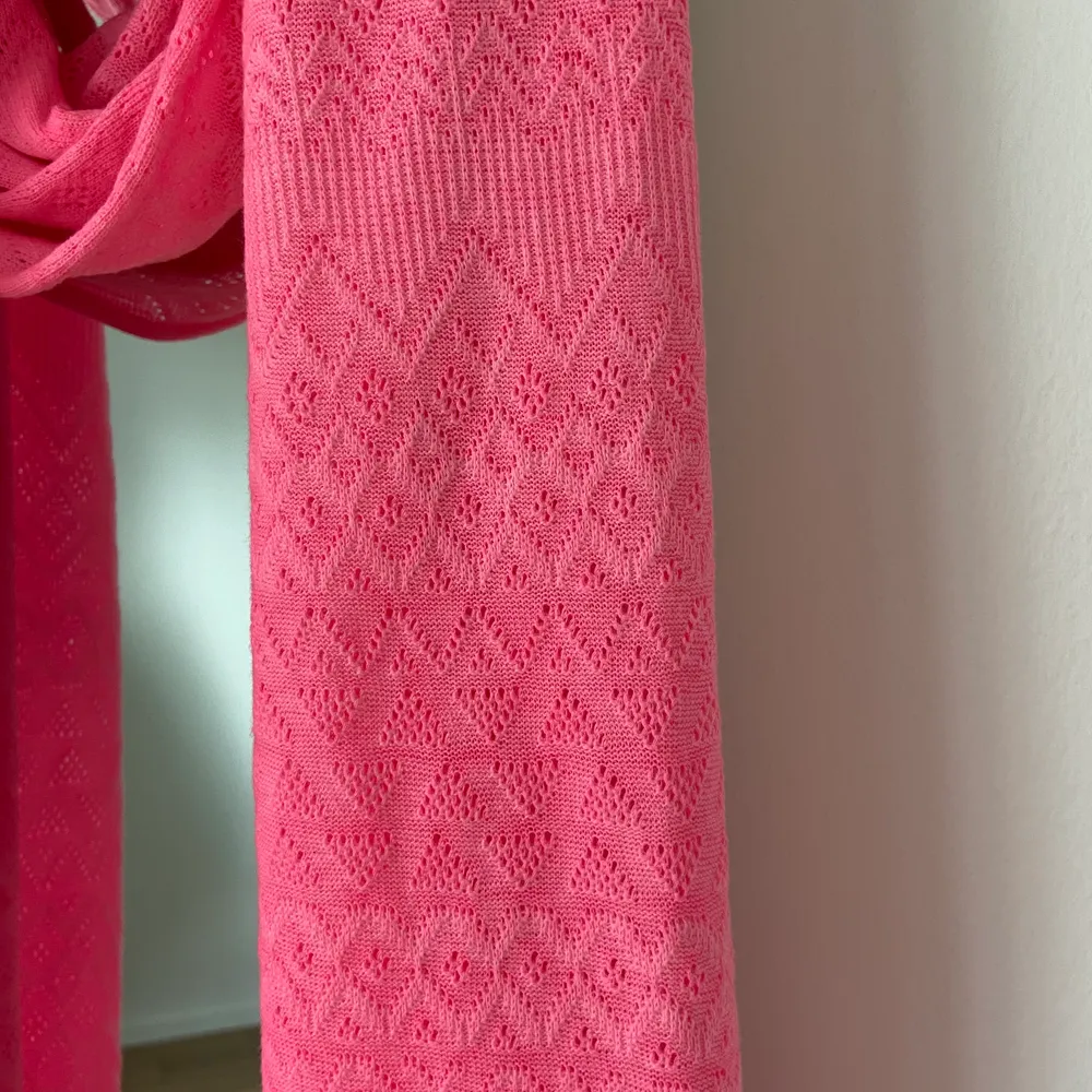 Neonrosa smal scarf originellt från Zara med abstrakt mönster. Bara använd knappt 2 gånger så i fint skick! . Accessoarer.