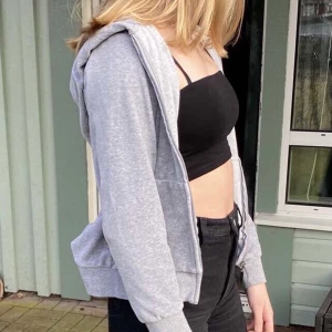 Cubus kofta grå - Grå kofta ifrån Cubus, rätt så använd men fortfarande rätt så bra skick! Storlek 158/164 och skulle säga att den passar XS/S. Den har en ganska lång passform men lite korta ärmar! Köpt för 249kr, mitt pris 100kr inkl. frakt!