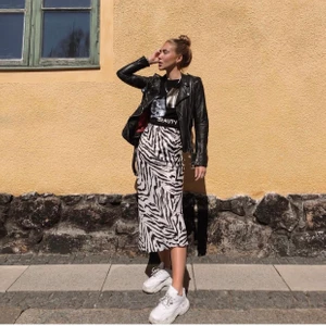 Mönstrad kjol  - Zebra-mönstrad kjol i satin-liknande material