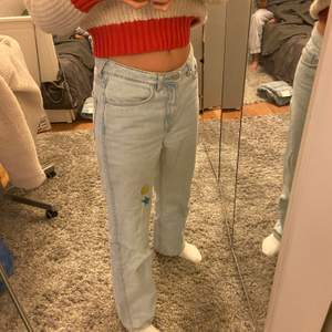 Säljer Row jeans från Weekday i den väldigt populära ljusblåa färgen i storlek 29/32⭐️💕💞Jag köpte dom i en större storlek så att dom sitter lite baggy på mig som brukar annars ha storlek 36 i jeans, så jag kan ha dom lågmidjat!!! Jag har ritat lite snyggt på dom🌈🌈🌈