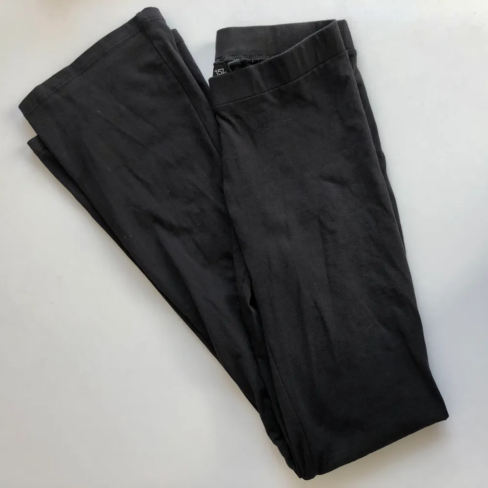 Ett par utsvängda tights från Lager 157. Storlek XS! Stretchiga men passar nog bäst på en XS/liten S. 70kr inkl frakt!. Jeans & Byxor.