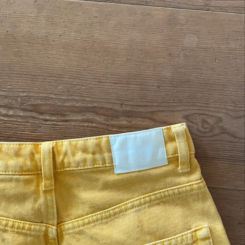 Ett par sjukt läckra och unika gula jeans från weekday. Jag säljer då jag fick de i present, men de passade inte och jag hade inget kvitto. Jätte fina till våren. . Jeans & Byxor.