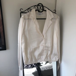Misslisibell x NAKD - Säljer denna superfina blus/skjorta från misslisibells ena kollektion med NA-KD då den tyvärr inte kommer till användning :( Storlek 42, endast testad. Nypris 199kr          Den är inte så genomskinlig som det ser ut! 