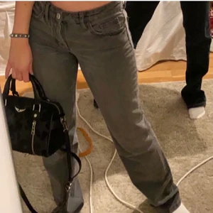 Zara jeans - Säljer dessa populära jeans från zara som är slutsålda på hemsidan!💕 Jeansen är i storlek 38 men jag har sytt in dom själv i midjan för någon som är i storlek 36. Om många blir intresserade blir det budgivning! Kan såklart frakta men köparen står för fraktkostnaden💕