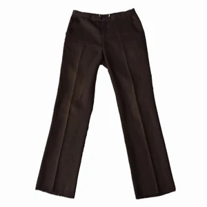 Bruna kostymbyxor - Bruna kostymbyxor med minimal bootcut. Köpta secondhand. Inga tydliga defekter. Står ingen storlek men skulle säga att de är typ 30/32. Kan frakta