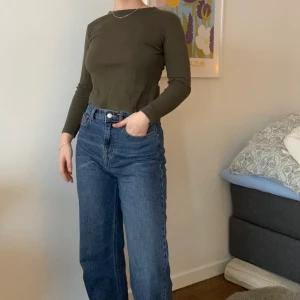 Grön tröja💚 - Långärmad mörkgrön tröja💚 den är ganska kort då den går precis under naveln. köpt second hand 2 år sedan, knappt använd!