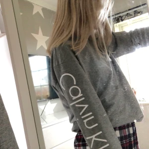 Calvin Klein sweatshirt  - Calvin Klein sweatshirt som passar mig med xs, bra skick🥰🥰skriv om ni undrar nåt, säljer för 150ink frakr
