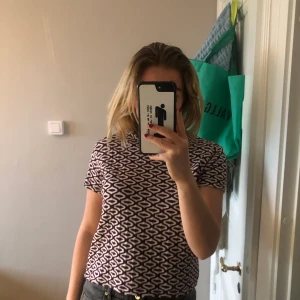 Mönstrad Topp  - En så fin t- shirt / topp från Zara. Lite tjockare i materialet och supersöt! Buda gärna 💕