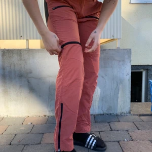 Friluftsbyxor med avtagbara ben - Ett par knappt använda friluftsbyxor med avtagbara ben från knäna! Perfekta för vandringar.