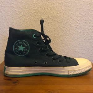 Converse - Mörkblåa converse med turkosa detaljer och insida. Storlek 39. Köparen står för frakt!