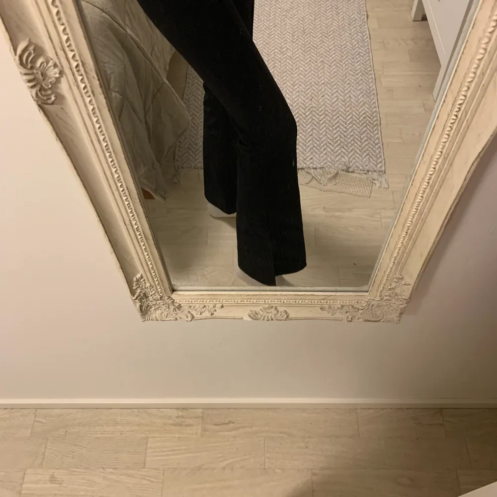 Kostymbyxor från SHEIN med slits. Sitter som en smäck och köpt för 2 veckor sen. Säljs pga av att jag fick två likadana. Köpt för ca 300kr, säljs för 170kr. Jeans & Byxor.