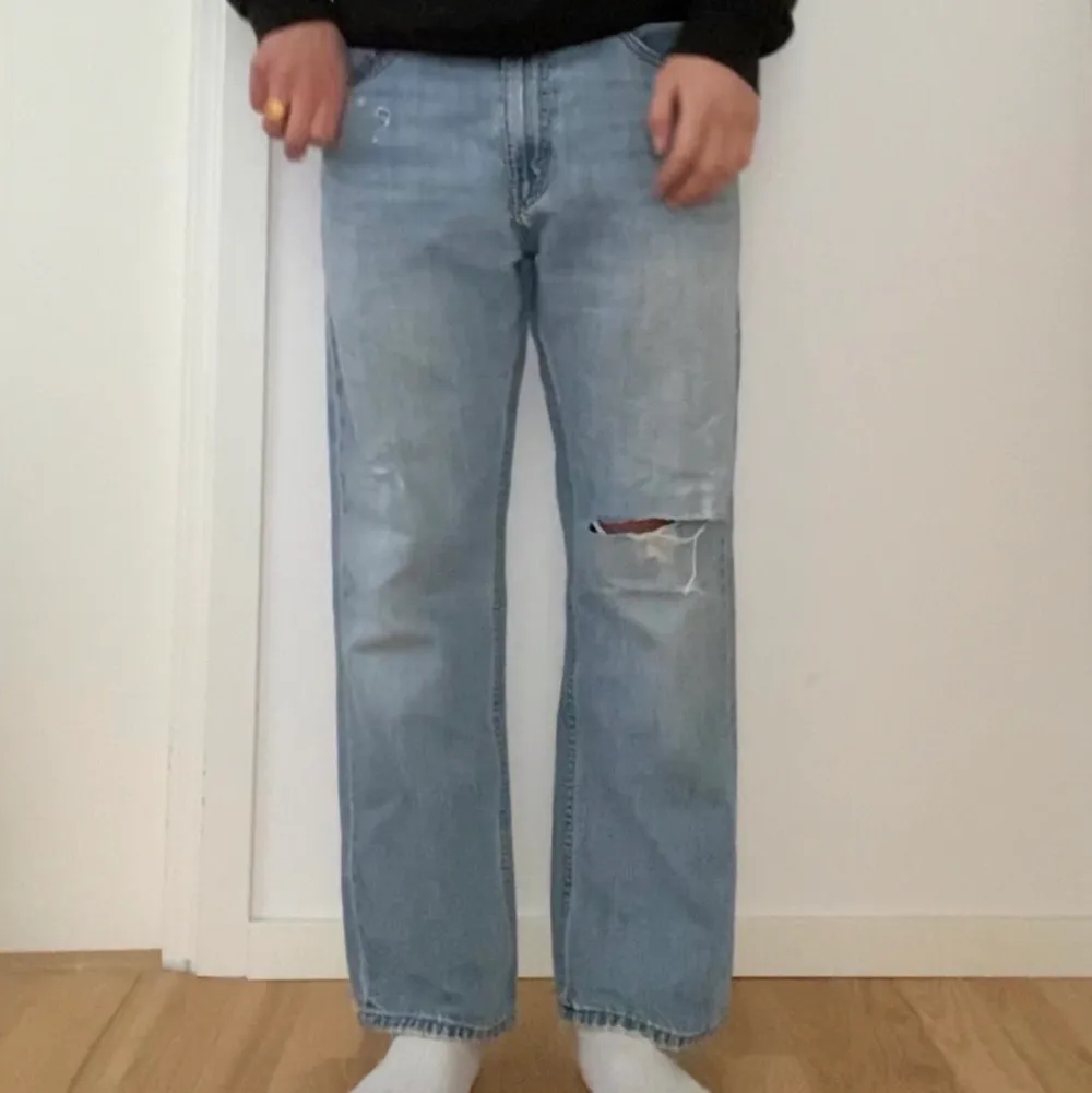 Säljer mina vintage Levis 505, insydda i midjan! Storlek 36/30 men sitter som 33/30, jag är 184 cm. Pris: 300kr   finns en del hål.. Jeans & Byxor.