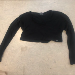 GYMSHARK  - dessa 3 ingår tillsammans! Tre tröjor i ett mjukt handduksmaterial som är sjukt luftiga! Alla 3 är i S! De är även croppade 