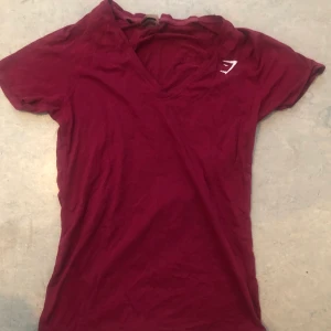 GYMSHARK  - Hej vid intresse av en får du den andra på köpet! Den vita är i XS och den rosa/röda i S! 