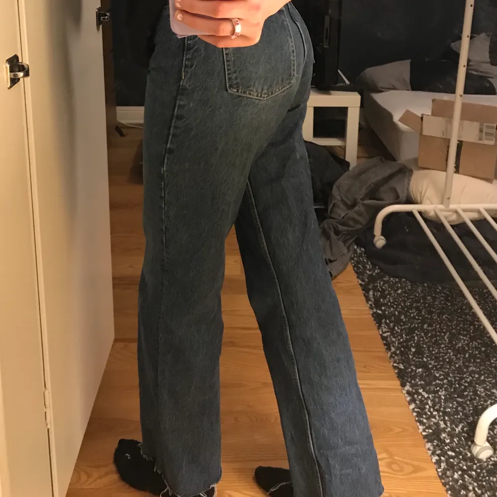 Intressekoll! Dessa ass snygga jeans från Zara, vill se om nån skulle vilja köpa eftersom jag redan har så enormt många jeans som ser exakt ut såhär (jag är jättelång runt 181). Jeans & Byxor.