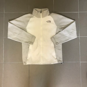 THE NORTH FACE FLEECE - Galet snygg fleece i nästans nyskick. Tjejmodell på denna✌🏼 