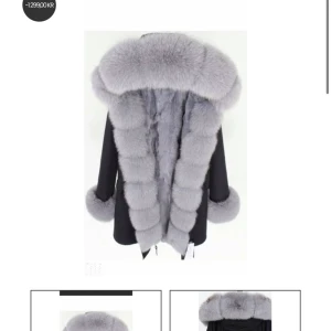 Parkas jacka, svart med grå päls! - Nästan helt ny jacka, säljer eftersom jag känner inte att det är min stil. Har enbart använt den två gånger! Den är varm, den går att stänga och pälsen är avtagbar. Storleken är M/L. Köparen står för frakten!❤️ 